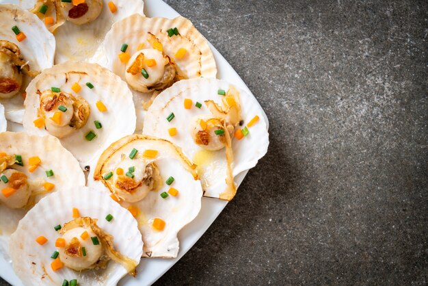 gegrillte Jakobsmuscheln mit Butter