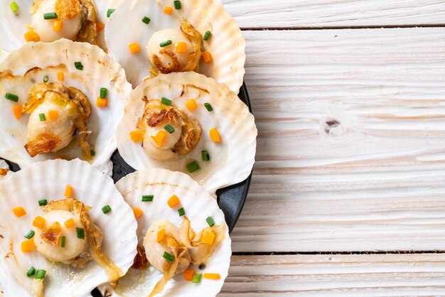 gegrillte Jakobsmuscheln mit Butter