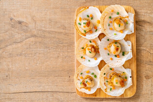 gegrillte Jakobsmuscheln mit Butter