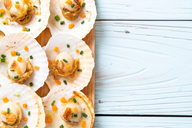 gegrillte Jakobsmuscheln mit Butter