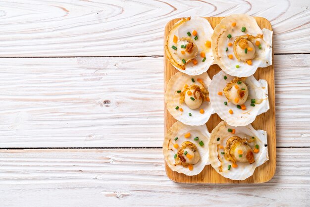 gegrillte Jakobsmuscheln mit Butter