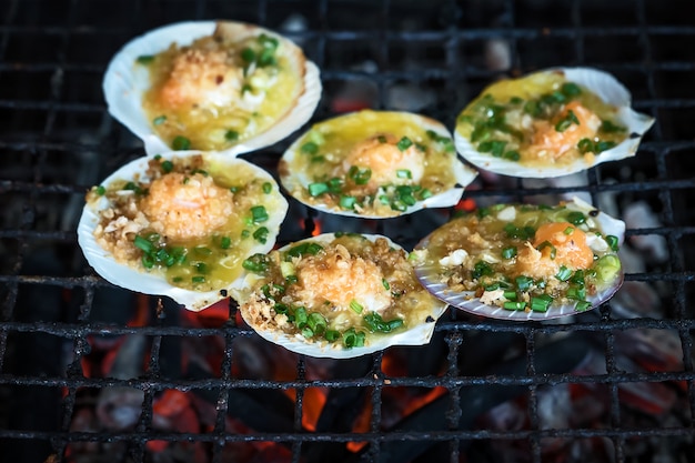 Gegrillte Jakobsmuscheln mit Butter