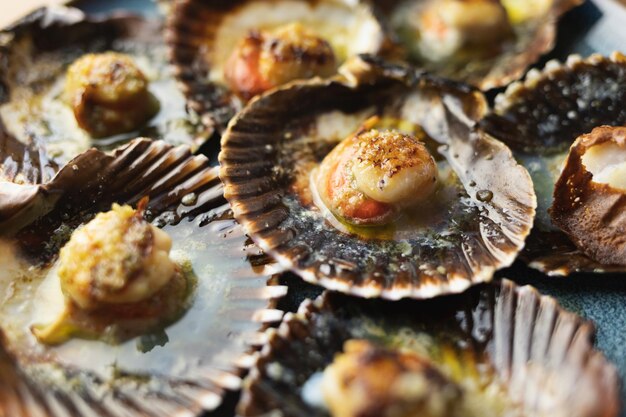 Foto gegrillte jakobsmuscheln mit zitrone und petersilie