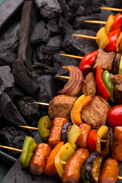 Gegrillte Kebabs mit Fleischpilzen und Gemüse