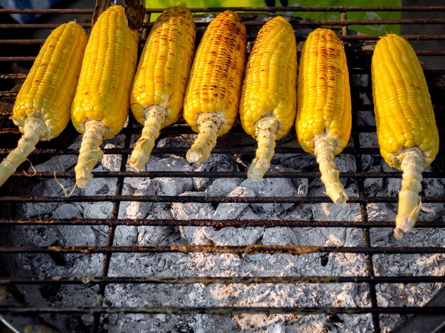 Gegrillte Körner auf dem Grill, Street Food servierfertig. Gegrilltes Gemüse, vegetarisches Essen, Grillmais.