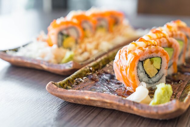 gegrillte Lachs Sushi-Rolle