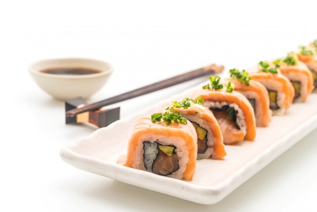 Gegrillte Lachs-Sushi-Rolle