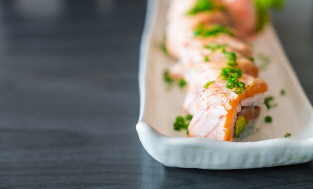 gegrillte Lachs-Sushi-Rolle