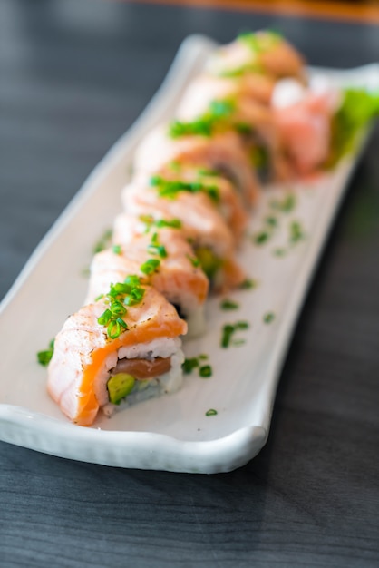 gegrillte Lachs-Sushi-Rolle