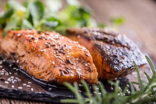 Gegrillte Lachsfilets mit Kräutern auf Schieferbrett