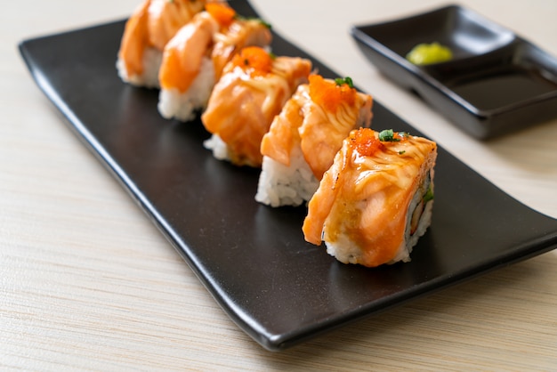 Gegrillte Lachssushi-Rolle mit Sauce