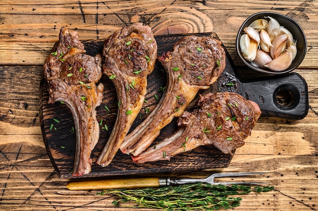 Gegrillte Lammhammelfleischkotelettsteaks auf einem Schneidebrett