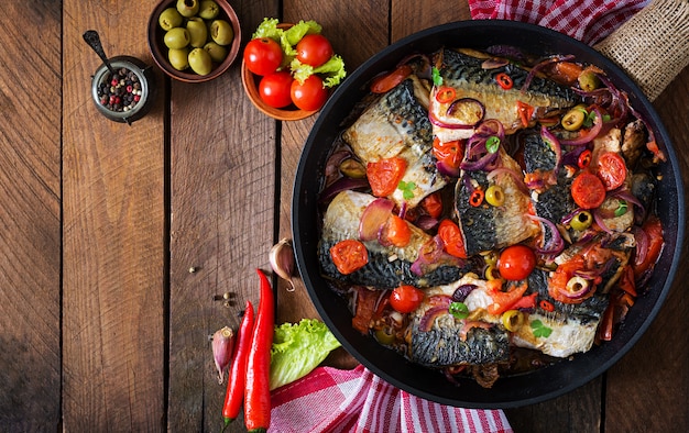 Gegrillte Makrele mit Gemüse im mediterranen Stil. Ansicht von oben