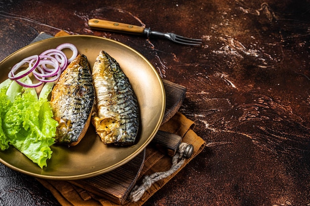 Gegrillte Makrelen-Scomber-Fischfilets mit Beilage in einem Teller Dunkler Hintergrund Draufsicht Kopierbereich