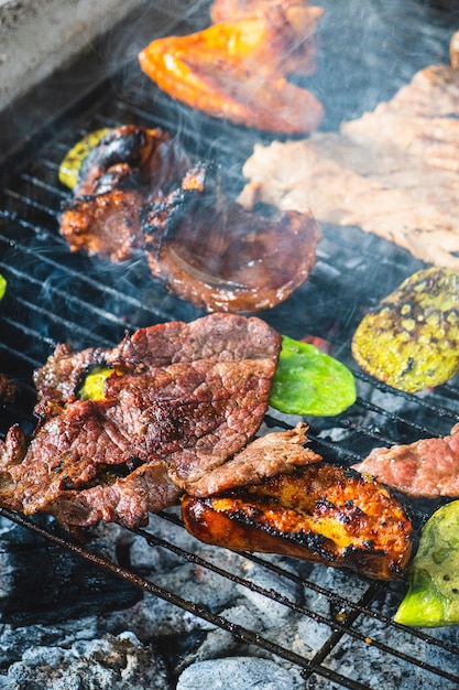 Gegrillte Nopales-Hähnchenwurst und gegrilltes Rindfleisch