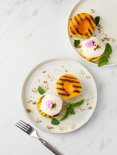 Foto gegrillte pfirsich mit streifen gegrellte pfirsch mit streifen mit eiscreme