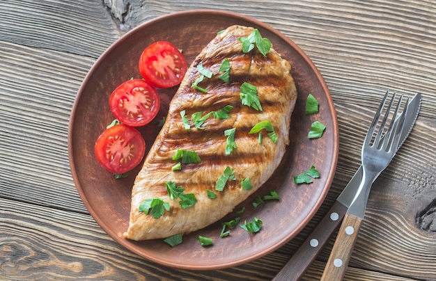 Gegrillte Putenbrust mit frischer Petersilie und Kirschtomaten