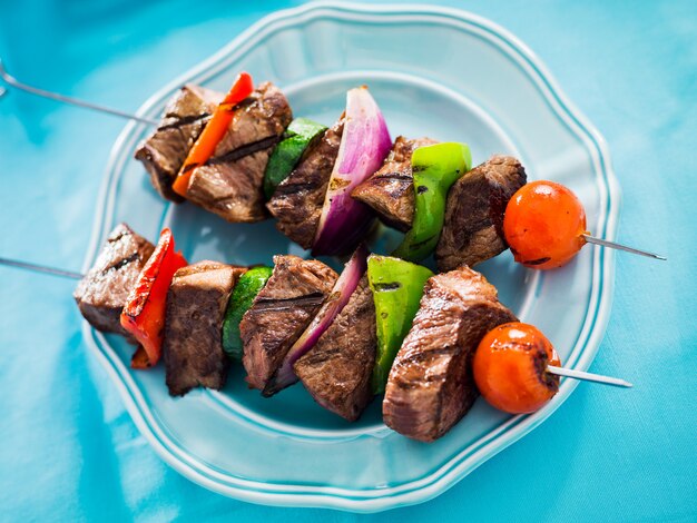 Gegrillte Rindfleisch-Shishkabobs aus hohem Blickwinkel