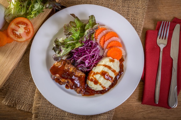 Gegrillte Rippchen mit Gemüse