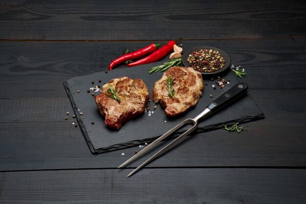 Gegrillte Roastbeefsteaks auf einem Servierbrett aus Stein