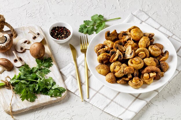 Gegrillte saftige Pilze auf einer Draufsicht der Platte