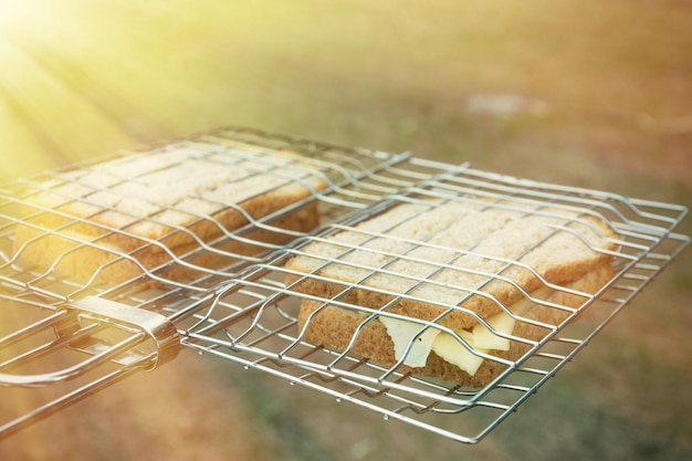 Foto gegrillte sandwiches auf holzkohle gekocht brot mit käse auf dem grill toned