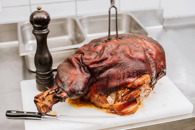 Foto gegrillte schweinekeule in der küche