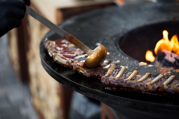 Gegrillte Schweinerippchen mit Barbecuesauce auf dem Grill Festival Streetfood