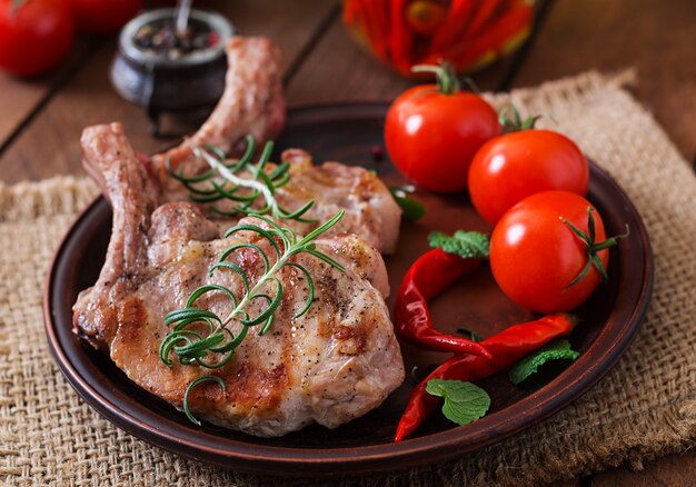 Gegrillte Schweinerippchen mit Kräutern und Tomaten