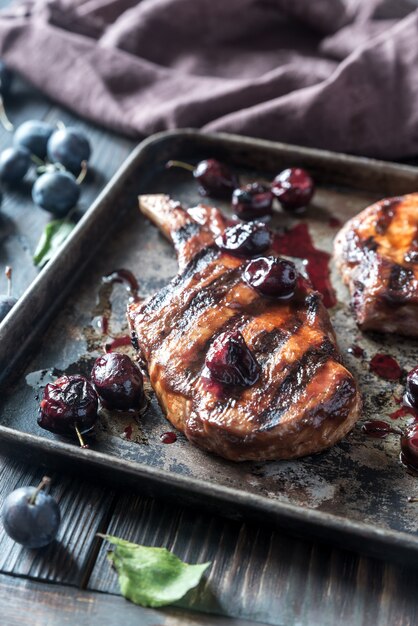 Gegrillte Schweinerippchen mit Pflaumen auf dem Tablett