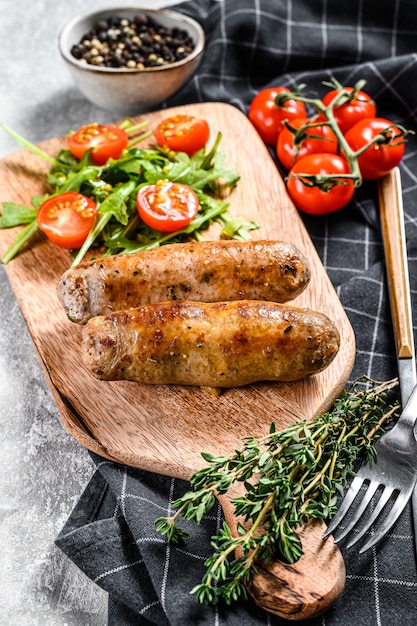 Gegrillte Schweinswürste mit Tomaten-Rucola-Salat