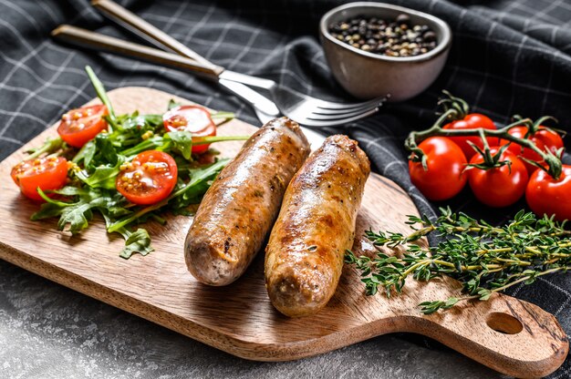 Gegrillte Schweinswürste mit Tomaten-Rucola-Salat