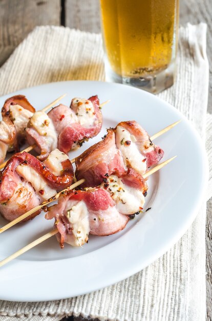 Gegrillte Speckspieße mit Hühnerfleisch