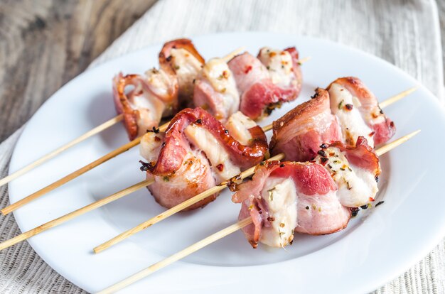 Gegrillte Speckspieße mit Hühnerfleisch