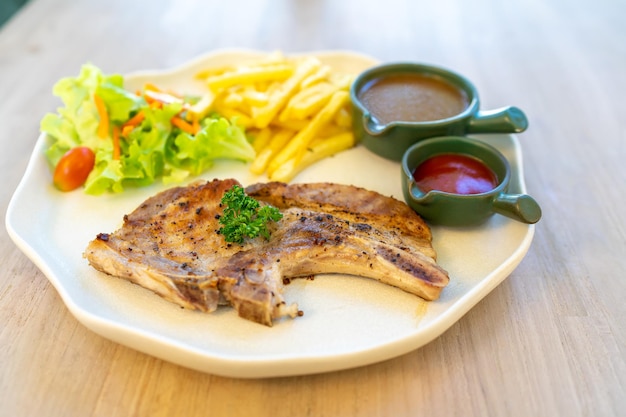 Gegrillte Steaks, serviert mit gebratenem Gemüse und Ketchup