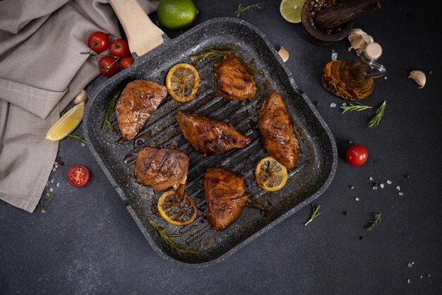 Gegrillte Stücke von biologischem Thunfischsteak auf einer Grillpfanne