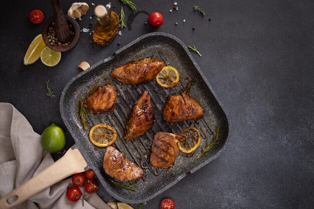 Gegrillte Stücke von biologischem Thunfischsteak auf einer Grillpfanne