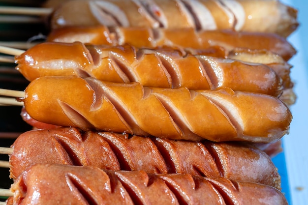 Gegrillte thailändische Wurst auf dem Straßenmarkt in Thailand Traditionelle thailändische Wurst köstliches Straßenessen