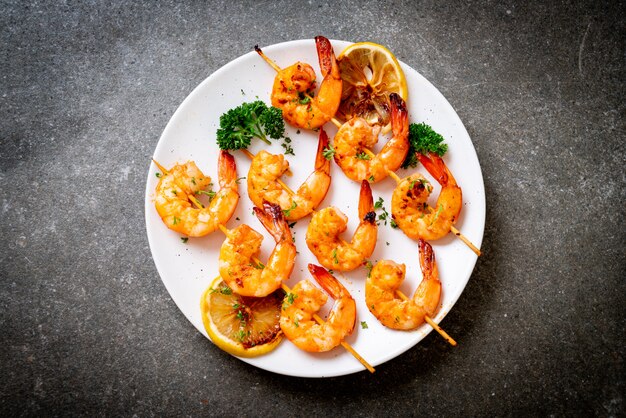 Gegrillte Tigergarnelen-Spieße mit Zitrone