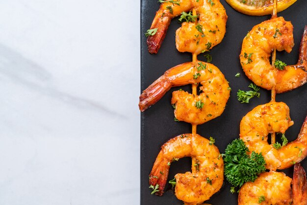 Gegrillte Tigergarnelenaufsteckspindeln mit Zitrone