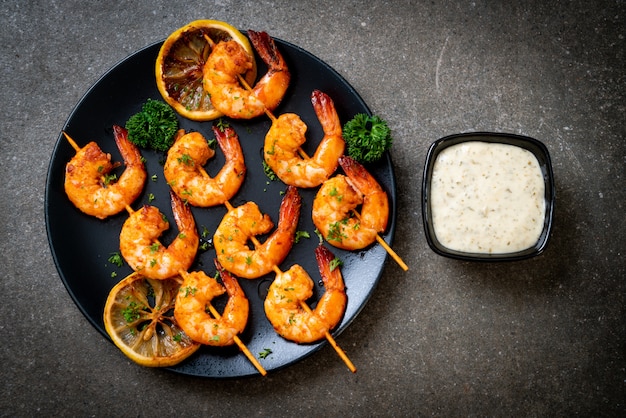 Gegrillte Tigergarnelenaufsteckspindeln mit Zitrone