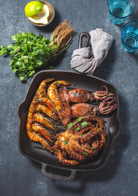 Gegrillte Tintenfische und Tintenfische in einer gusseisernen Grillpfanne