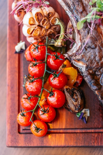 gegrillte Tomate vom Tomahawk Steak mit Kartoffelpüree, gebackenem Spinatkäse und Bratensauce.