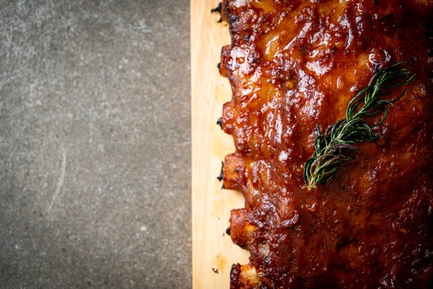 Foto gegrillte und gegrillte rippchen schweinefleisch mit bbq-sauce