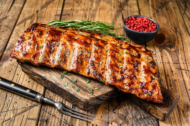 Gegrillte und geräucherte Spareribs. Hölzerner Hintergrund. Ansicht von oben.