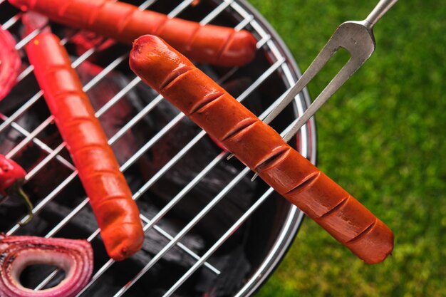 Foto gegrillte würstchen auf dem grill