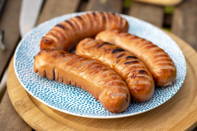 Gegrillte Würstchen auf Teller