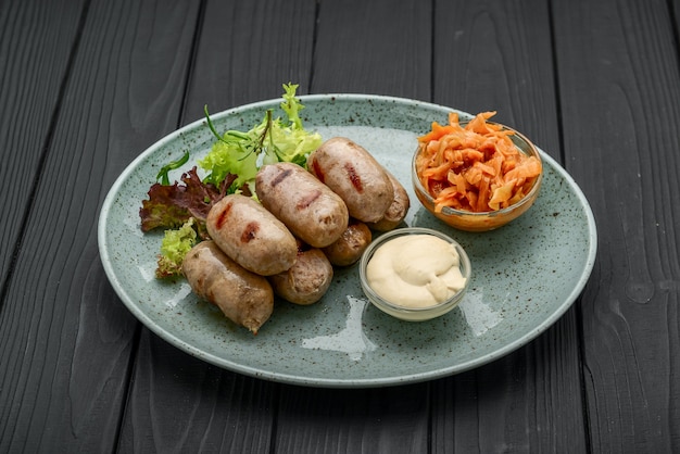 Gegrillte Würstchen in der Pfanne