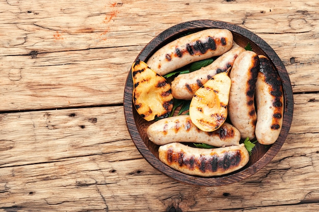 Gegrillte Würstchen mit Birne