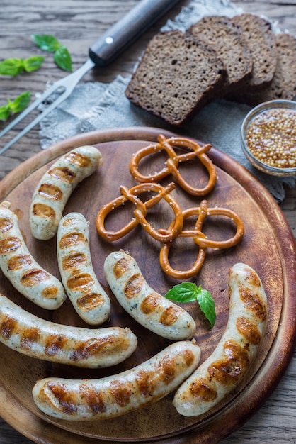 Foto gegrillte würstchen mit brezeln